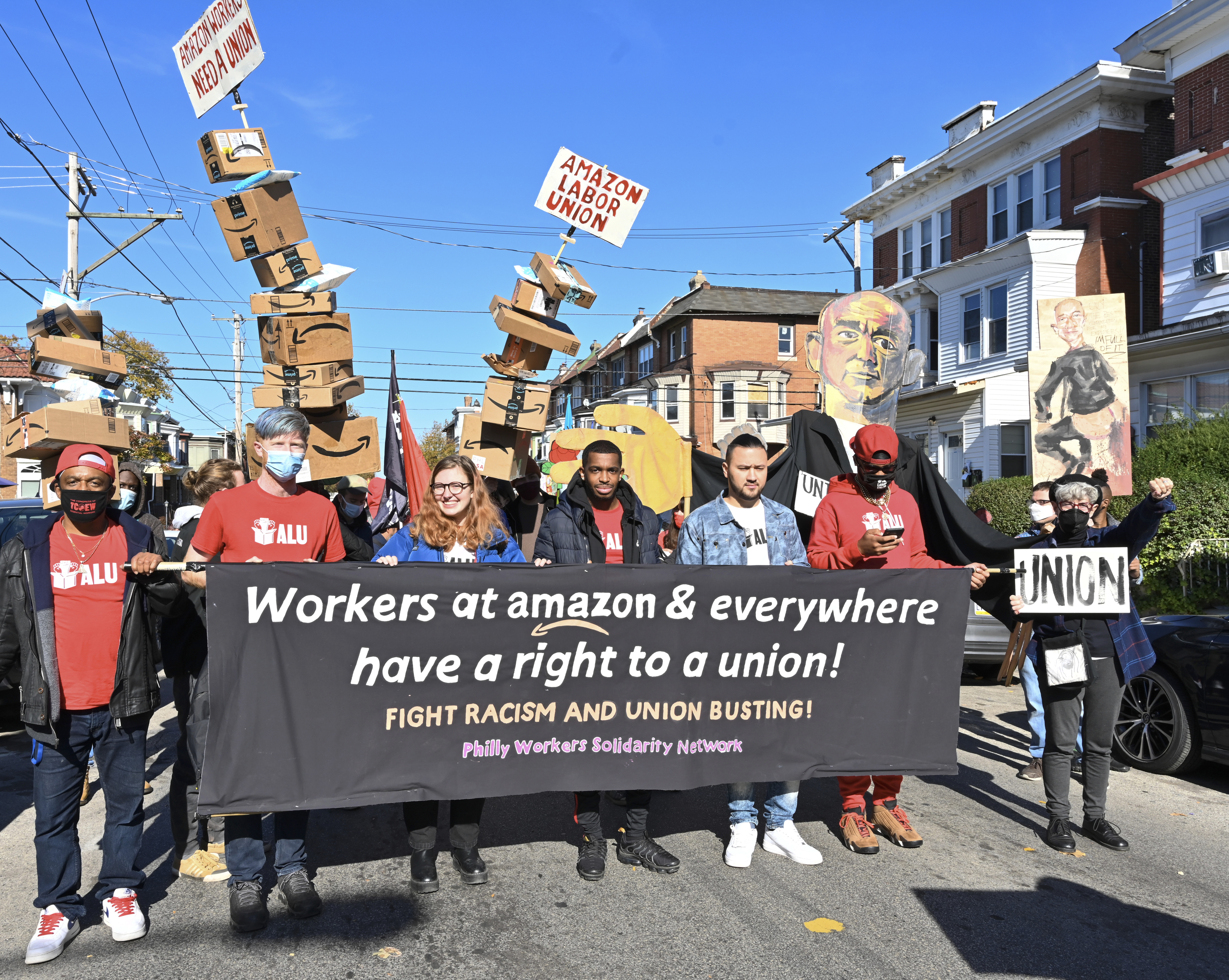 Photo showing Amazon workers protesting their lack of ability to unionize