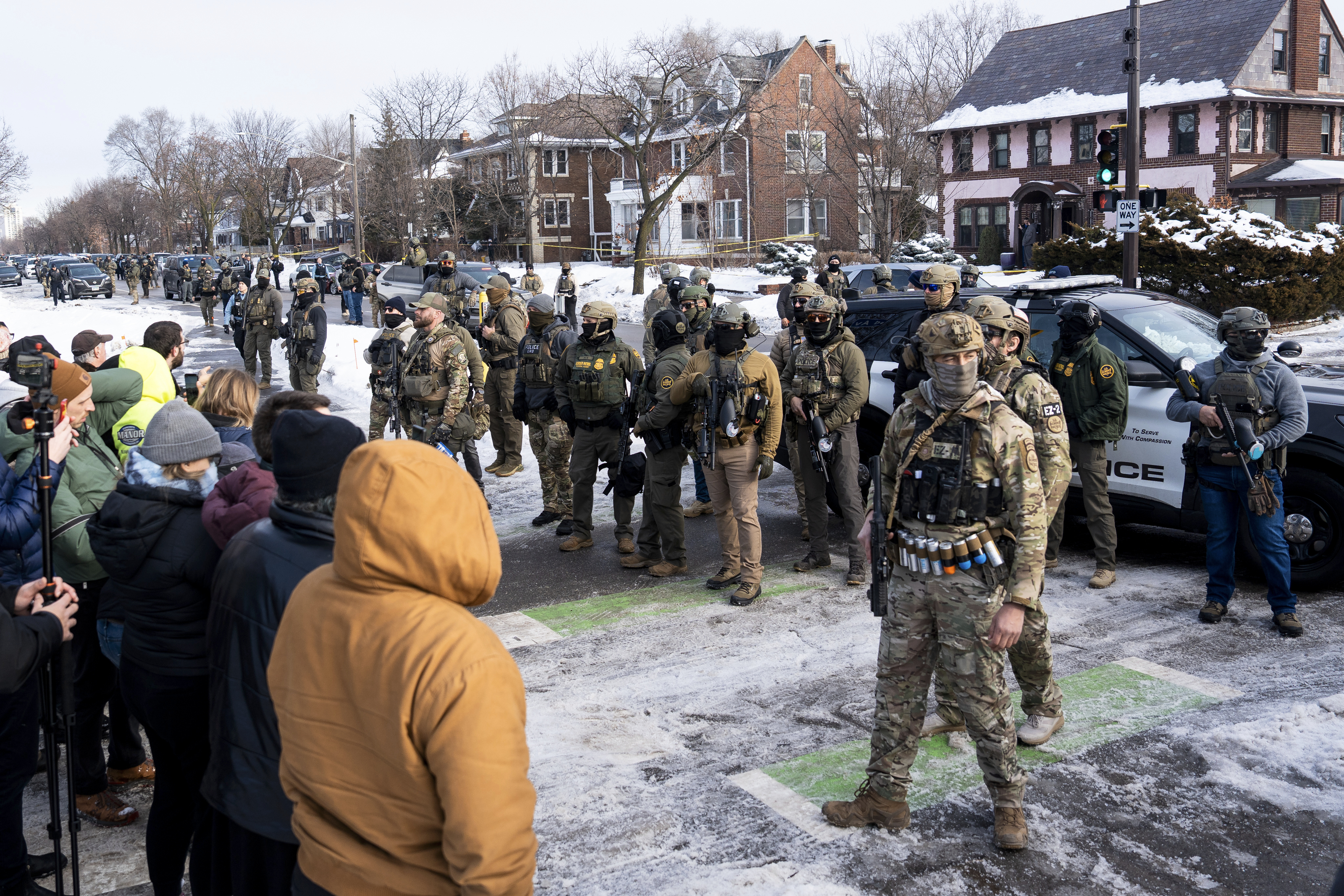 Photo showing neighbors confronting ICE agents in Minneapolis after the execution of Renée Nicole Good